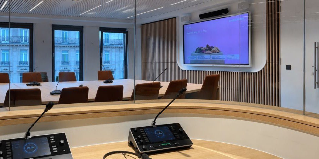 Salle de réunion avec écran et sonorisation intégrés